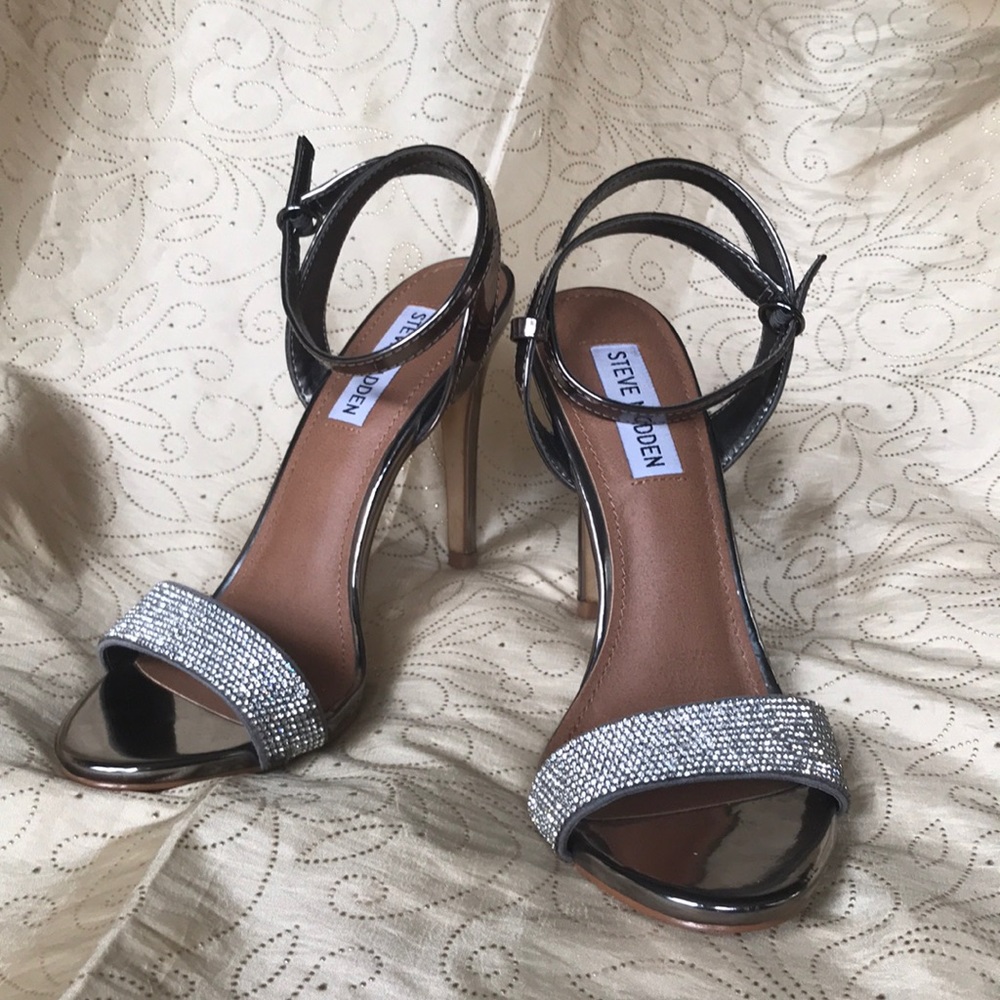 Steve Madden “Ritter” strappy sandal stiletto in silver with rhinestones (7.5)
